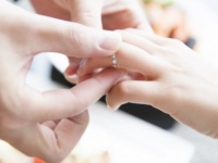 ぶっちゃけいくら？　女性がほしい婚約指輪の金額ランキング