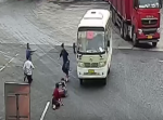 運転手が降りたバスがまさかのバック！　乗客たちは脱出する事態に…！