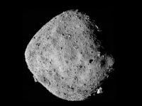 小惑星ベンヌに水の存在を示すサインを発見（NASA)