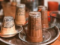インドネシア伝統の逆さまコーヒー「クピ・コプ」グラスを逆さまにして、ストローを刺して飲む。