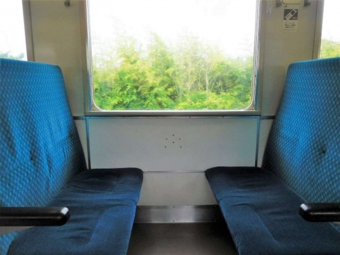 電車のボックス席で...(画像はイメージ)