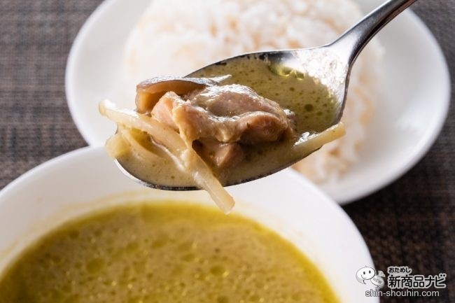 辛くないグリーンカレーをスプーンですくったところ