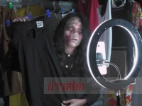亡くなった人の遺品の衣類をゾンビ姿で売る女性（タイ）