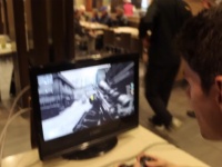 目立ちまくりｗｗｗ　マクドナルドにプレステとモニターを持ち込み「Call of Duty」をプレイするゲーマーが話題に