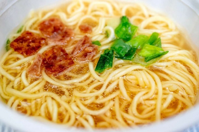 「牛たん炭焼利久監修 牛テールスープ風ラーメン」完成