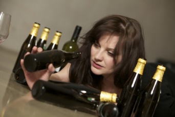 アメリカではアルコール関連の死亡率が増加、特に女性が急増している