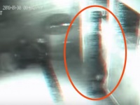 2019年から来たタイムトラベラー？閉店後の店のドアをすり抜けていった男性の映像が監視カメラにとらえられていた