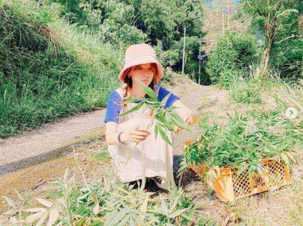 紗栄子、製品のため自ら行う農作業に大反響「農作業中でも可愛すぎる」