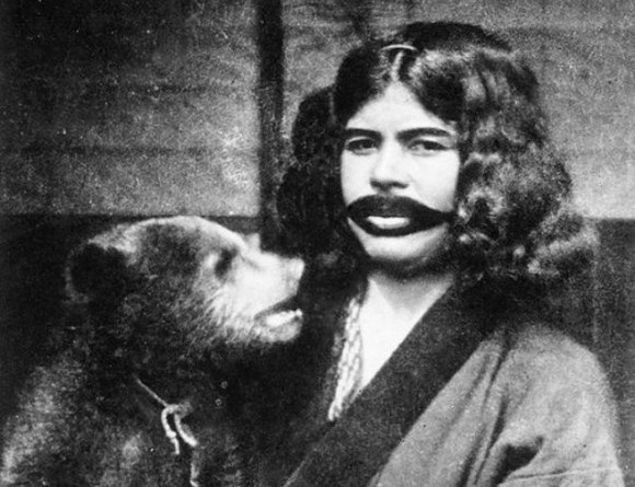 結婚後は唇の周りに髭を模した刺青を入れる。アイヌ女性に伝わる伝統文化を記録した写真