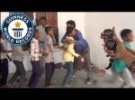 フリーハグならぬスピードハグ！？　おじさんがギネスに挑戦！！