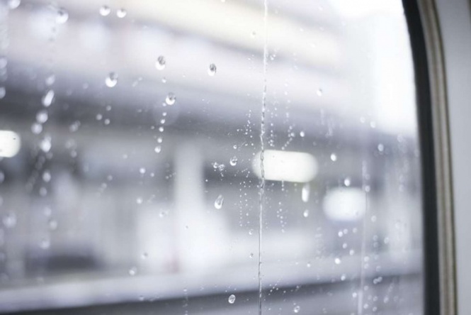 雨の日の電車内で...(画像はイメージ)