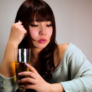 （画像：PAKUTASO）【心理テスト】炭酸水の飲み方であなたの異性に対する積極度が分かる！