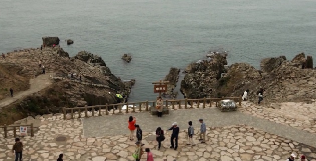 東尋坊で自殺防止活動に取り組む元警察官の男性