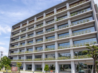 『女子生徒の着替え＆裸』盗撮か…　中学校教師(24)逮捕　この教師のせいで「水泳の授業中止」