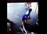 危機一髪！　男性のとっさの機転が子供たちの命を救う瞬間