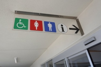 家族旅行の途中、PAのトイレに鞄を忘れてきた私。中には下したばかりの給料が入っていて...（愛知県・40代女性）