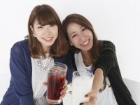 飲み好き女子は20代男子を狙うべし？飲めるピークは27.4歳と判明