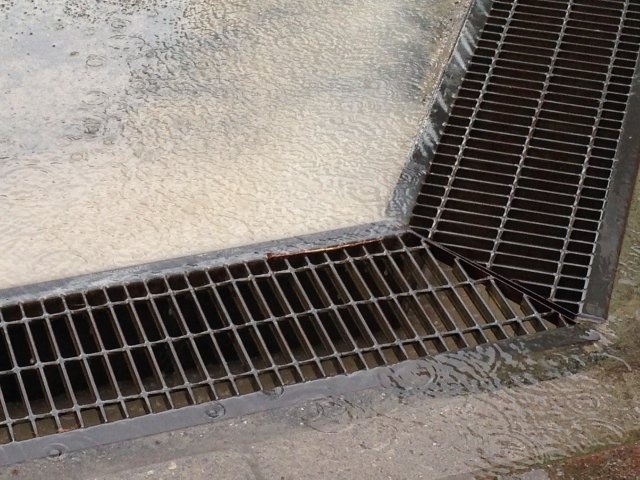 「仕事を抜けて息子の運動会に行った私。雨の中スマホで撮影してたら、後ろから年配の女性が...」（埼玉県・40代女性）