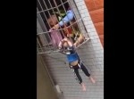 マンションの一室での救出劇！　少年が「柵」にハマっちゃった！？
