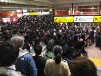駅が立錐の余地もないくらいに人で埋まってしまった（氷菓（ice_keiko