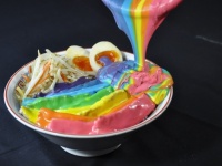 麺に絡むよレインボー。どさん子ラーメンが期間限定で販売中の7色チーズの「カレーラーメン」
