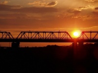 夕日の渡良瀬橋（optodigiさん撮影、Wikimedia Commons