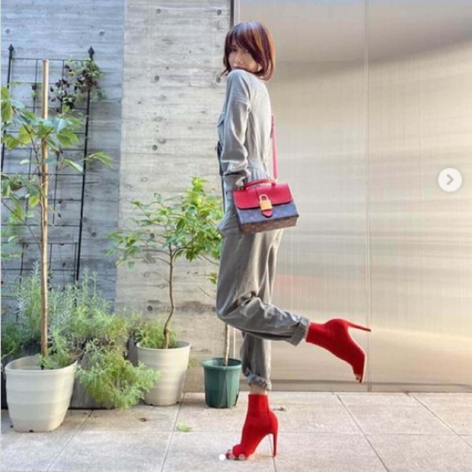 工藤静香 ジャンプスーツ 赤いブーツの私服姿が大不評 作業服かと思った 1ページ目 デイリーニュースオンライン