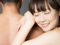 露出が多くなる夏、男性が女性に素肌で触れられるとドキっとしてしまう部位4つ