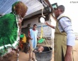 ダガレイ・キャンプにある小児科の診療所で体重を測る子ども