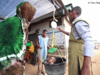 ダガレイ・キャンプにある小児科の診療所で体重を測る子ども