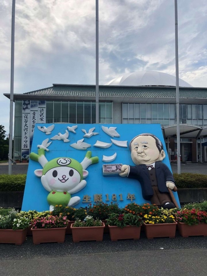 ふっかちゃんに渡している？（画像は加治まや＠maya_kajiさんのツイートより）