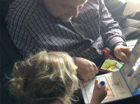 初めての飛行機の中で子どもが大騒ぎ！そこに救世主現わる。飛行中ずっと子どもたちの面倒を見てくれたおじさん（アメリカ）