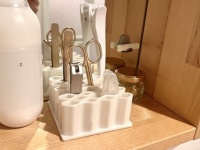 ズボラさん必見！　ダイソーの「ウェーブペンホルダー」が家の中で大活躍