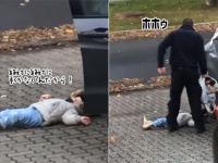 淡々と...地べたに寝そべって動こうとしない娘に対する父親の対処法