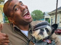 配達ルートにある家の飼い犬たちを抱き、笑顔で仲良し写真を撮影する超犬好き配達員（アメリカ）
