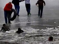 池に転落した男性を助けようとした人々が次々に転落してしまう（アメリカ）