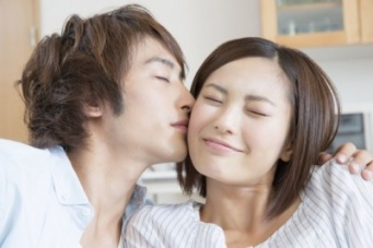 すっぴんは断固NG!?　寝るときもメイクしたまま、早起きしてメイク直しした経験・3選