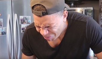 【ツラすぎる】世界一酸っぱいドリンクを飲み干すチャレンジをする男