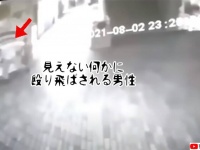 幽霊なのか？警備員が見えない何かに襲撃される瞬間を記録した監視カメラ映像