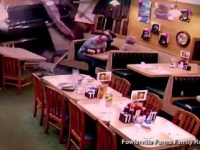 間一髪！　レストランにクルマが突っ込み、店内の客をかすめて停車するまでの一部始終