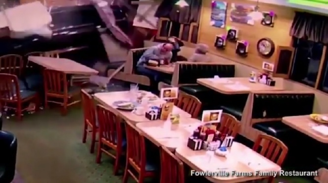 間一髪！　レストランにクルマが突っ込み、店内の客をかすめて停車するまでの一部始終