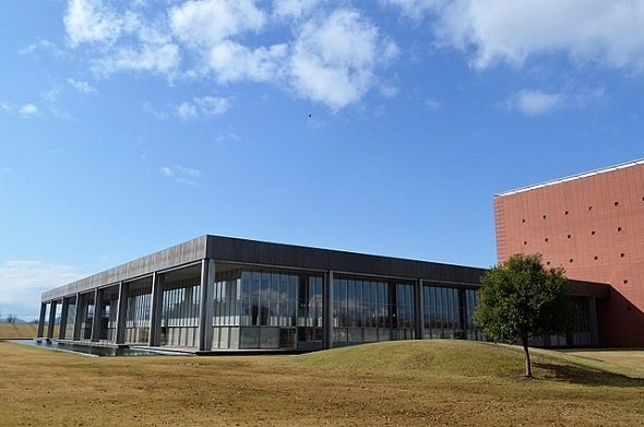 福井県立図書館（Asturio Cantabrioさん撮影、Wikimedia Commonsより）