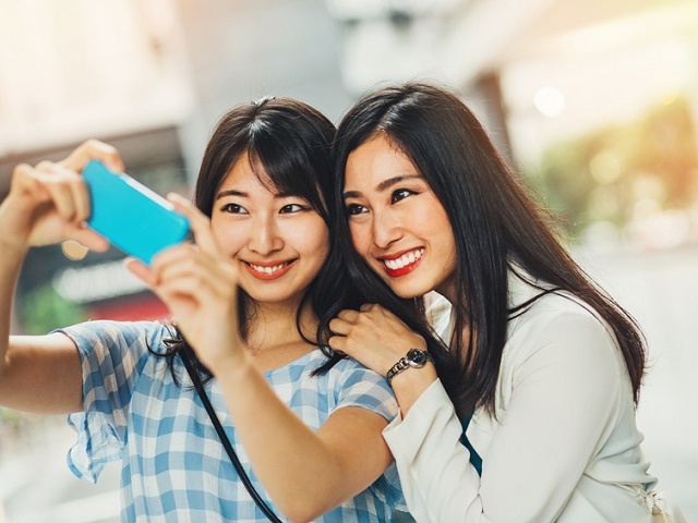 若い女性が自撮り