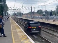 リアルGTAかな？警察官を振り切って逃走した盗難車が線路を暴走（イギリス）