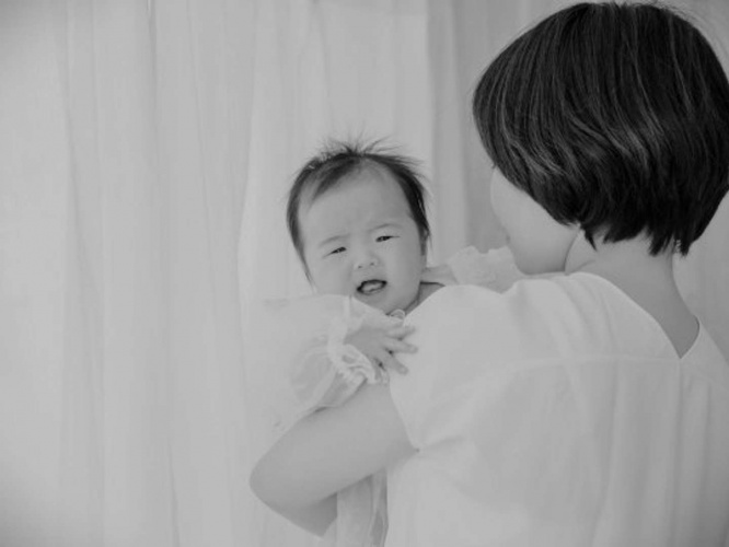 泣き続ける息子を抱え...（画像はイメージ）