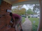 大事な荷物を放り投げてしまう宅配業者。　→監視カメラの映像に映っていたのは…