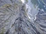 怖いけど気分爽快！　岸壁ギリギリを飛ぶベースジャンパーの映像。