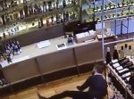 【お見事】落ちたボトルをスライディングキャッチする店員！