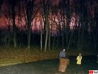 夜空にオレンジ色の閃光が何度も点滅。謎の発光現象が確認される（アメリカ）