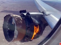 飛行機の窓からとんでもないものが見えた！エンジンが炎上し破片が住宅地に落下するというトラブル